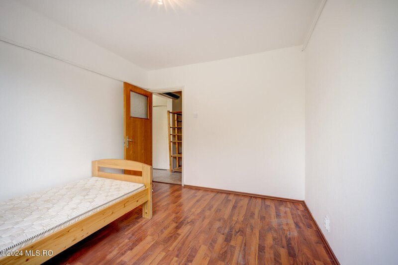 Apartament 4 camere, decomandat, liber, Drumul Gazarului