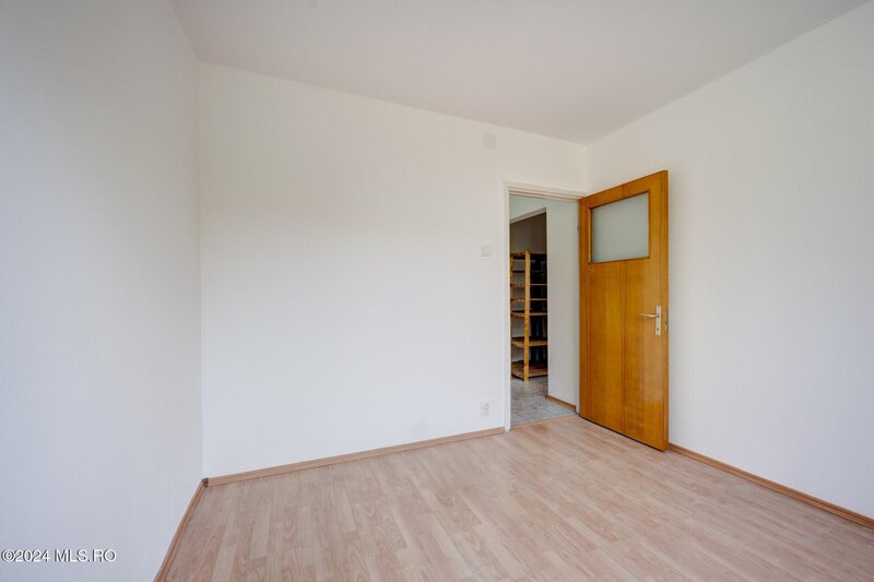 Apartament 4 camere, decomandat, liber, Drumul Gazarului